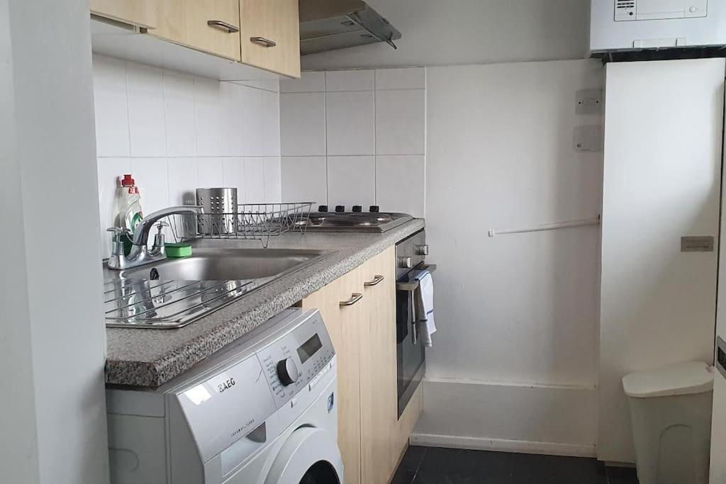 Central 1 Bedroom Apartment *Zone 1* Elephant And Castle Лондон Екстер'єр фото